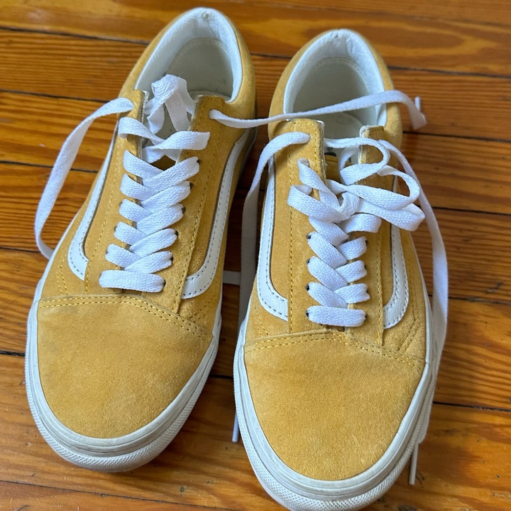 Vans old skool suede shoe low cut lace up in mustard yellow